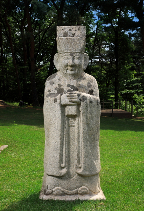 제23대 순조 인릉의 동측 문석인, 구 영릉(英陵)석물 (1446~1450) 재사용
